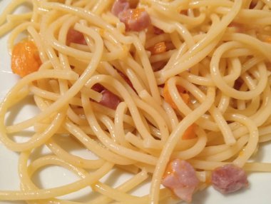 Pastırma ve peynirli spagetti.