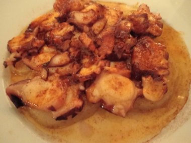 Sebzeli ve baharatlı kızarmış tavuk.