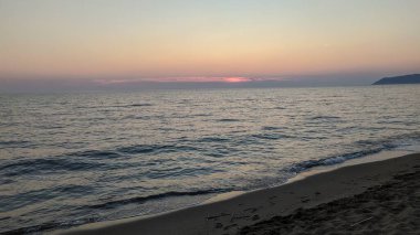 Denizin üzerinde güzel bir gün batımı