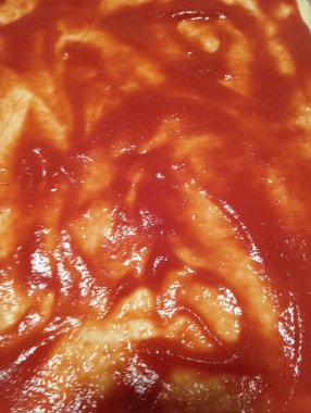 kırmızı ve beyaz arka plan ve bir dilim pasta.