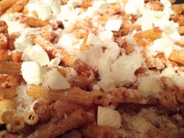 Peynirli makarna ve domates sosu.