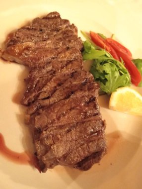Izgara biftek ve salata.