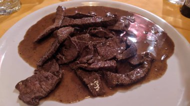 Sebze ve baharatlı biftek.