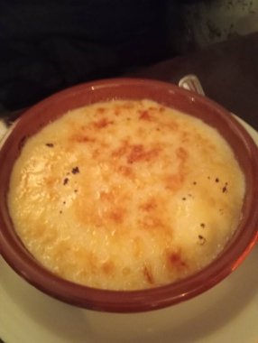 Çatal ve kaşıkla lezzetli bir yemeğin dikey görüntüsü.