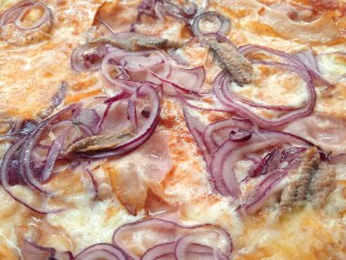 Peynirli ve soğanlı pizza.