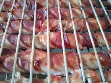 Izgarada kızarmış tavuk ve pastırma.