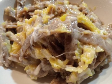 Domuz eti ve sebzeli kızarmış pirinç.