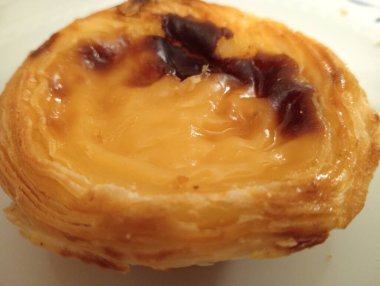 Üzerinde kahverengi madde olan bir pasta.