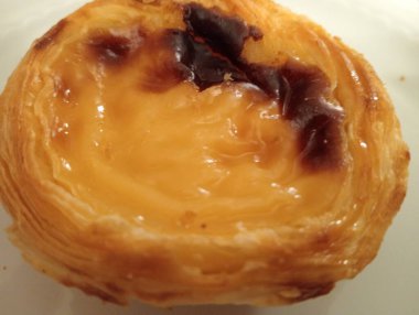 Üzerinde kahverengi madde olan bir pasta.