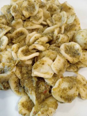 Pesto soslu makarna bir tabak