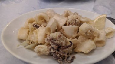 Çatal ve bıçakla bir tabak yemek.