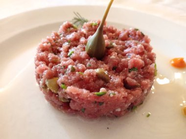 Üzerinde et yemeği olan bir tabak.