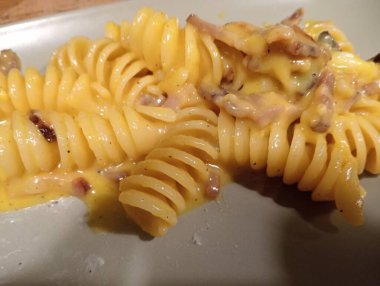 plaka üzerinde peynirli makarna