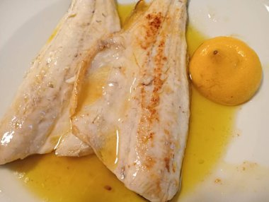 Sebze ve soslu kızarmış balık.