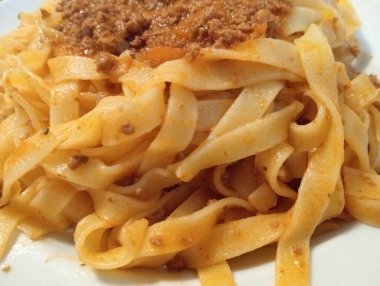 Lezzetli İtalyan yemeklerini yakından izleyin. Bolonez suauce ile noddles