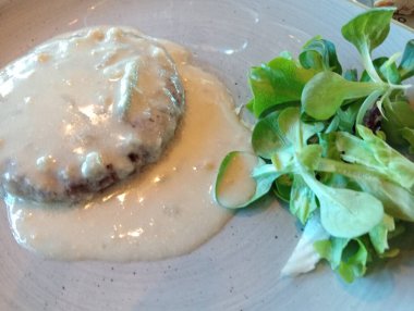 Tavuk, patates, domates ve peynirli salata. yüksek kaliteli fotoğraf