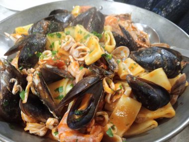 makarna karides ve sebze ile