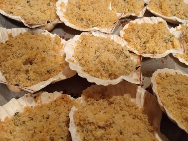 Gratin midyeleri nefis bir balık aperatifleridir! İlk olarak ekmek kırıntıları, ekstra bakire zeytin yağı, aromatik bitkiler ve fırınlanmış deniz tarağıyla kaplanırlar.