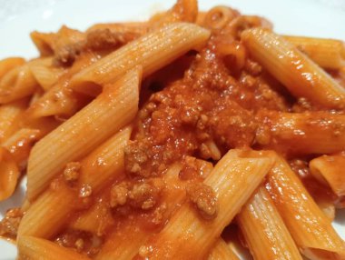 İtalyan usulü makarna makarna, ragu soslu veya bolonez soslu.