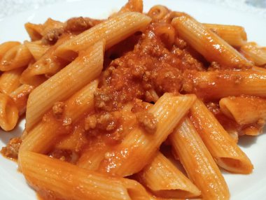 İtalyan usulü makarna makarna, ragu soslu veya bolonez soslu.