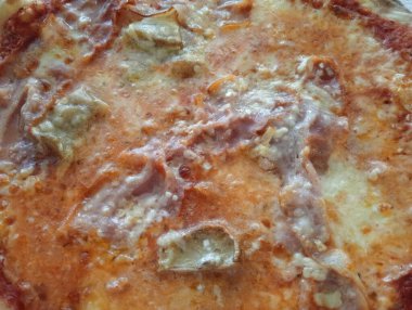 Peynir ve domates soslu lezzetli ve güzel bir pizza.