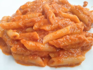 İtalyan makarna sosu ile