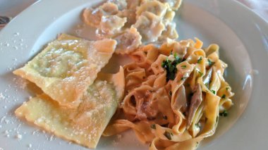 Beyaz tabakta sebzeli makarna