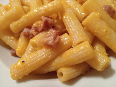 Pastırmalı ve peynirli İtalyan makarnası.