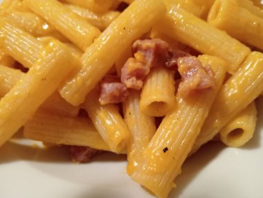 Peynirli makarna ve domates sosu.