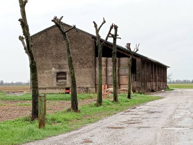 Kırsaldaki eski ahşap bina.