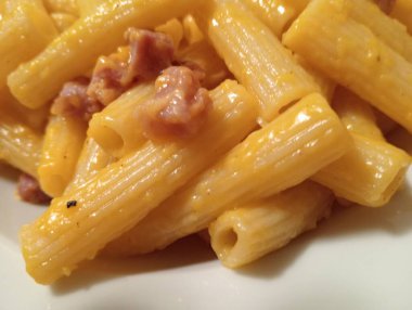 Peynirli makarna ve domates.