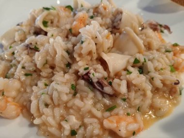 Karides ve midyeli risotto.