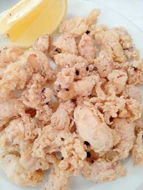 Limonlu ve sarımsaklı kızarmış kalamar.