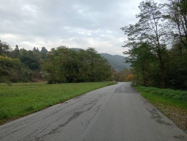 Dağlarda yolu olan güzel bir manzara.