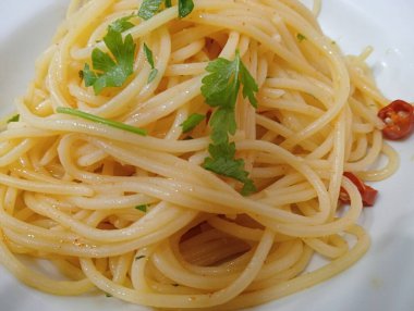 Domates soslu spagetti ve parmesan peyniri.