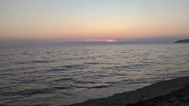 Denizin üzerinde güzel bir gün batımı