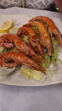 Beyaz tabakta kızarmış balık.