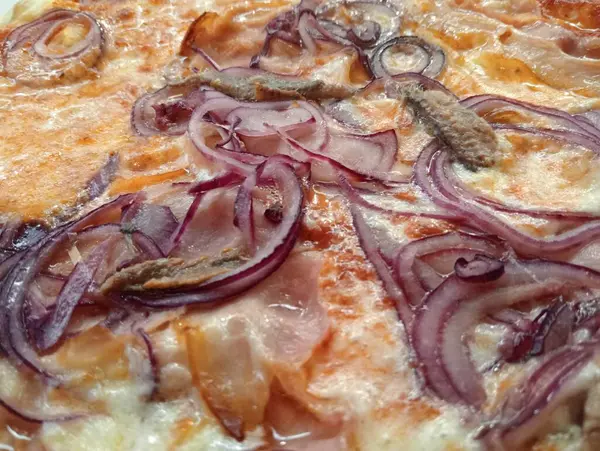 Somon, peynir ve zeytinli pizza.