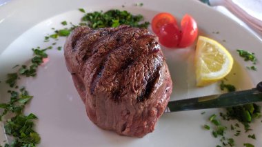 Tabakta ızgara biftek.