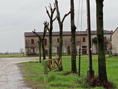 Terk edilmiş eski bir köyde terk edilmiş ahşap bir ahır.