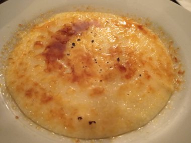 Domuz pastırmalı ve peynirli sahanda yumurta