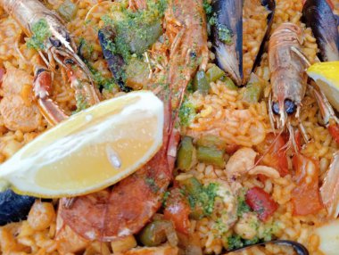 Beyaz tabakta İspanyol paella 'sı