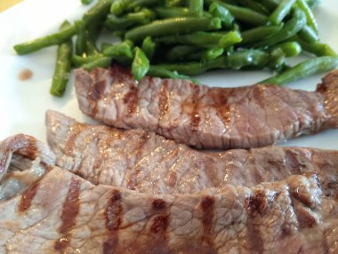 Sebze ve soslu ızgara et.