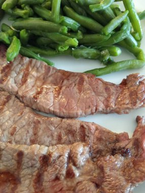 Kızarmış domuz ve sebzeli yeşil fasulye.