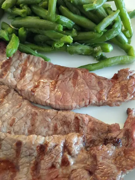 Kızarmış domuz ve sebzeli yeşil fasulye.