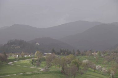 Dağlarda dağları olan güzel bir manzara.