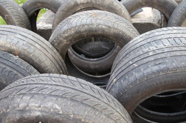 Eski lastikler yığılmış kullanılan