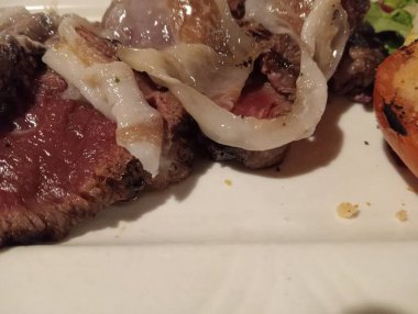 Sos ve baharatlı ızgara biftek.