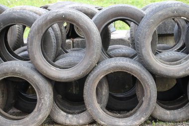 Avluda siyah lastik yığını