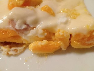 Bir dilim pasta ve bir dilim portakal.